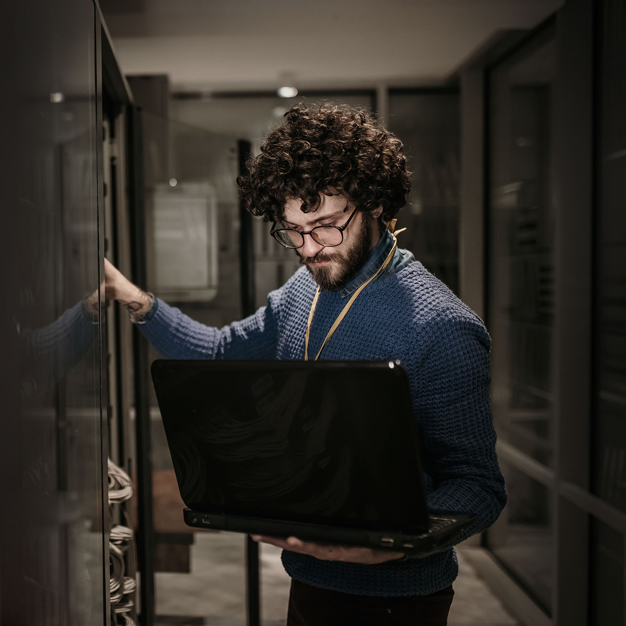 homme debout avec pc