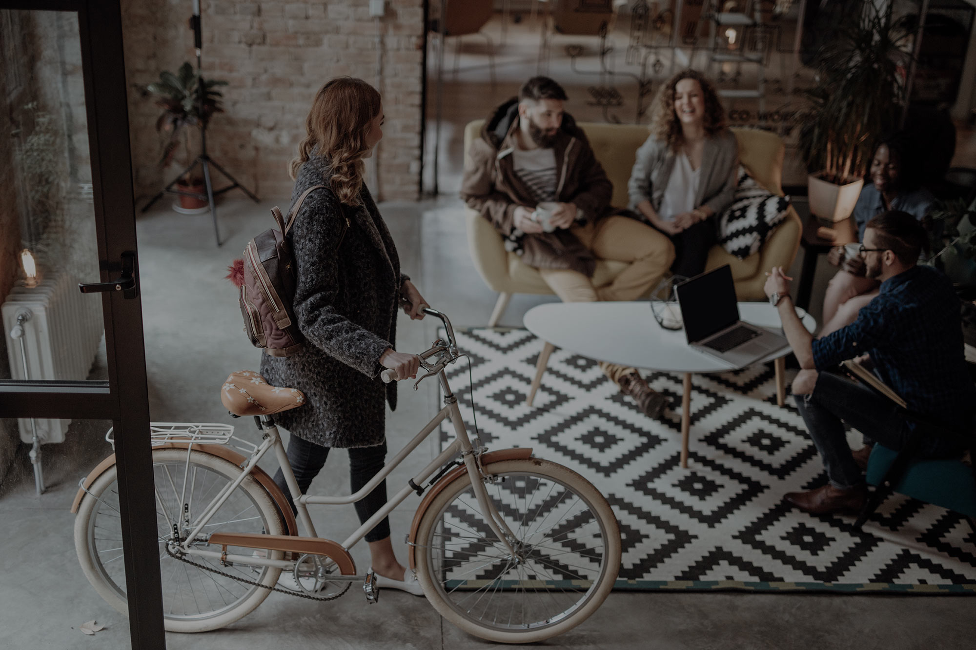 femme vélo dans entrée