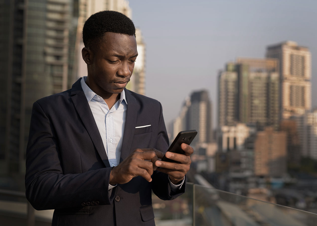 homme avec telephone sur terrasse